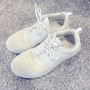 Nike shoes Roshe One- woman’s sz 8.5 white